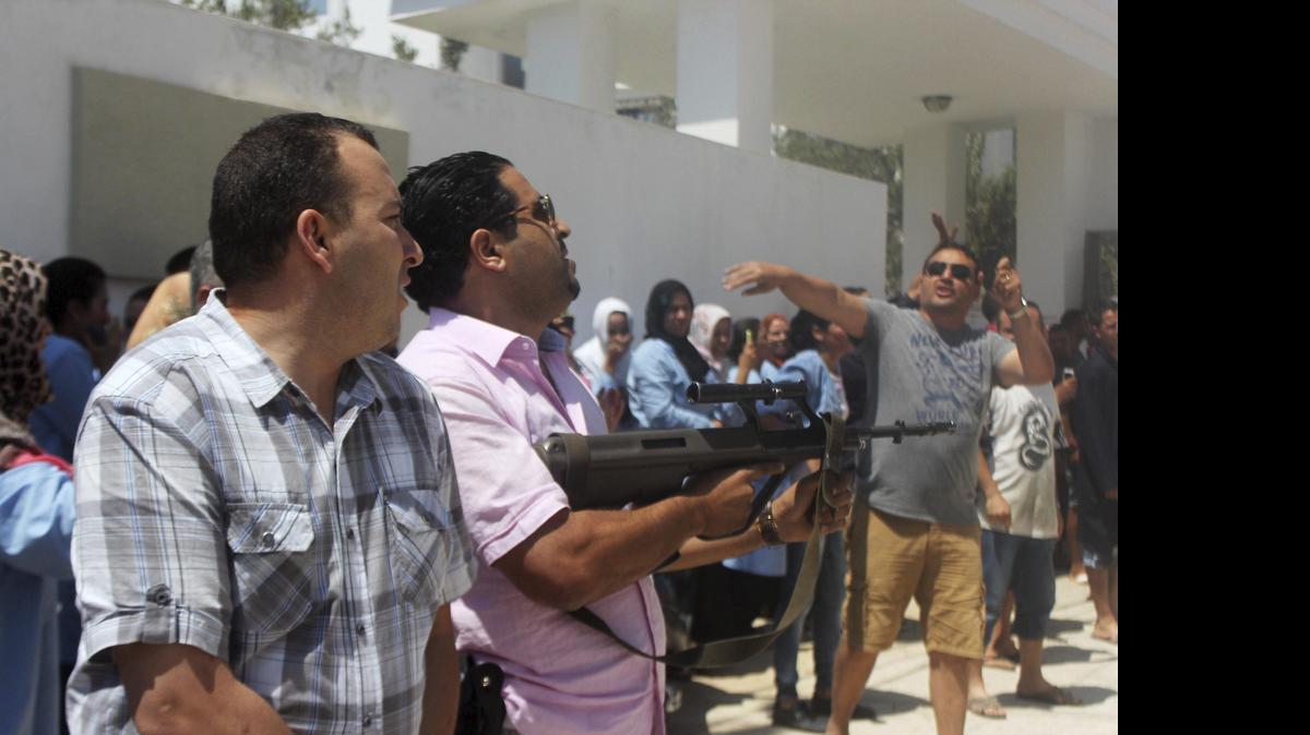 
Miembros de seguridad acordonan la zona del ataque terrorista en los hoteles de Susa, Túnez hoy 26 de junio de 2015 en donde al menos 27 personas han muerto y otras seis han resultado heridas en un asalto terrorista contra dos hoteles. Dos hombres armados penetraron en dos hoteles y abrieron fuego de forma indiscriminada contra las personas que se encontraron, entre ellos algunos turistas extranjeros.
