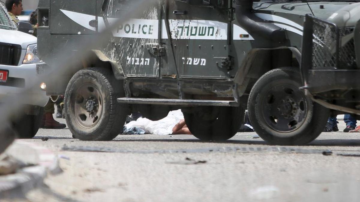 Dos palestinos murieron el miércoles por disparos de policías israelíes tras presuntamente atacar con un cuchillo a uno de ellos en el puesto de control de Kalandia.
