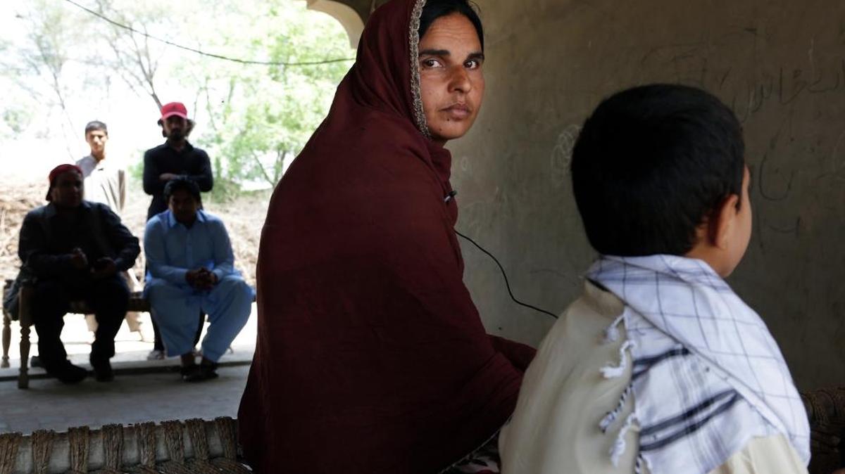 Kausar Parveen se sienta junto a su hijo, de nueve años, que fue violado por un clérigo.