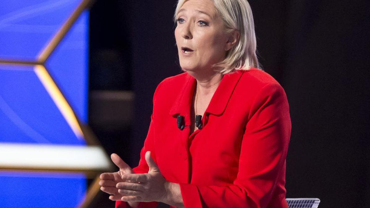 Marine Le Pen, líder de la extrema derecha francesa habla durante un debate en la TV francesa TF.1 el 11 de septiembre de 2016.