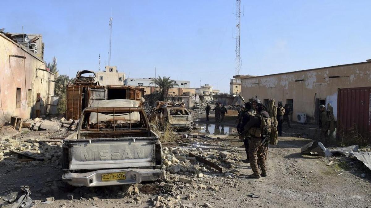 Un grupo de soldados del ejército iraquí patrulla cerca del complejo gubernamental, que fue tomado este lunes por la fuerza de manos del Estado Islámico en Ramadi, Irak.