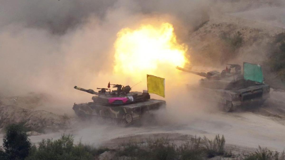 Tanques participan en unas maniobras militares dirigidas ante el posible ataque de Corea del Norte en Phocheon-gun (Corea del Sur) hoy, 6 de septiembre de 2016. El líder de Corea del Norte, Kim Jong-un, dirigió personalmente el ensayo de misiles de medio alcance llevado a cabo el lunes y que ha generado una fuerte condena en la comunidad internacional,.