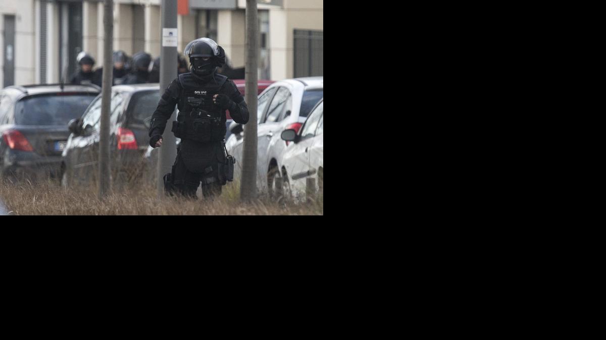 
Un agente de las fuerzas especiales de la policía francesa RAID vigila la zona después de que un hombre fuertemente armado tomara varios rehenes en una oficina de correos al oeste de París, en la localidad de Colombes (Francia) hoy, viernes 16 de enero de 2015. El ataque no tiene naturaleza terrorista, según la cadena local "BFM TV". EFE/Ian Langsdon
