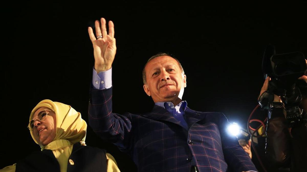 El presidente turco, Recep Tayyip Erdogan, saludó a los simpatizantes en Estambul, Turquía, el domingo 16 de abril de 2017. Erdogan declaró la victoria en el referendo histórico del domingo que otorgará amplios poderes a la presidencia, saludando el resultado como una "decisión histórica".