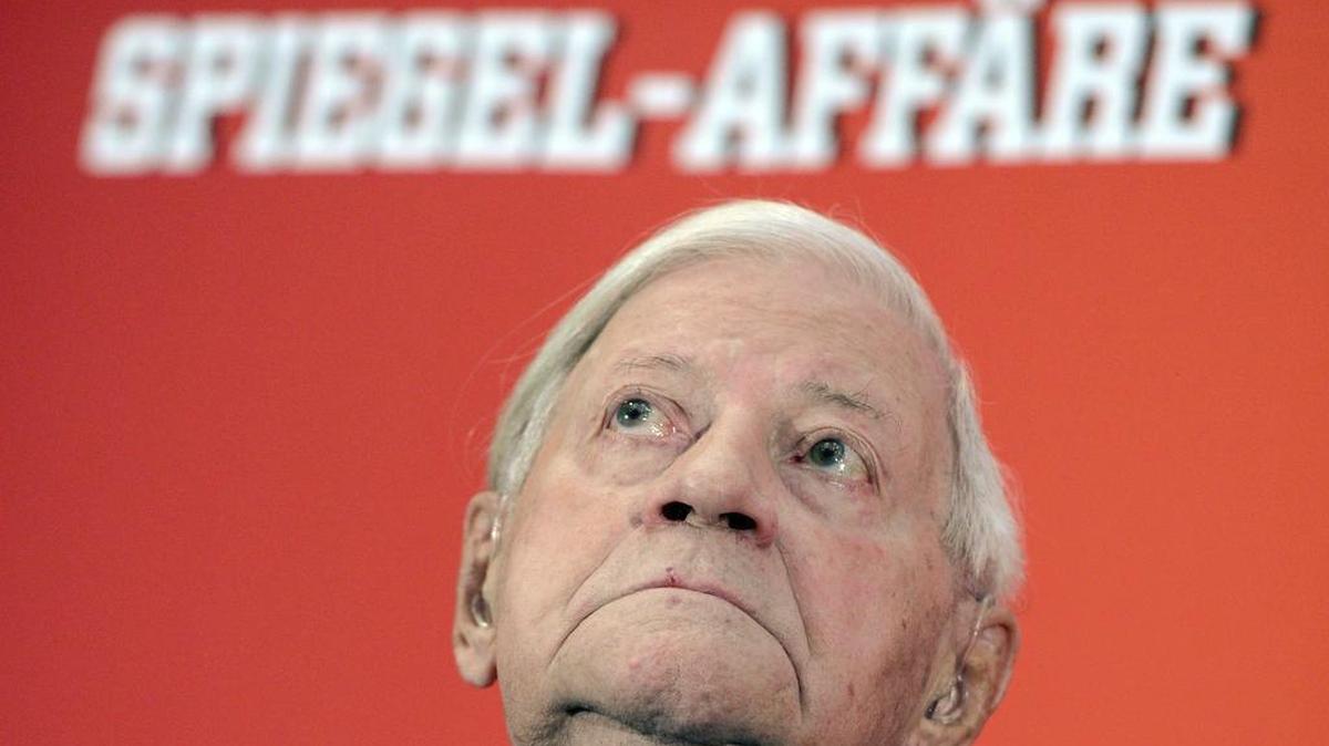 Imagen de archivo datada el 23 de septiembre del 2012 del excanciller de Alemania Helmut Schmidt, histórico líder socialdemócrata que dirigió el país entre 1974 y 1982, en Hamburgo, Alemania. Helmut Schmidt murió hoy a los 96 años en Hamburgo, su ciudad natal.