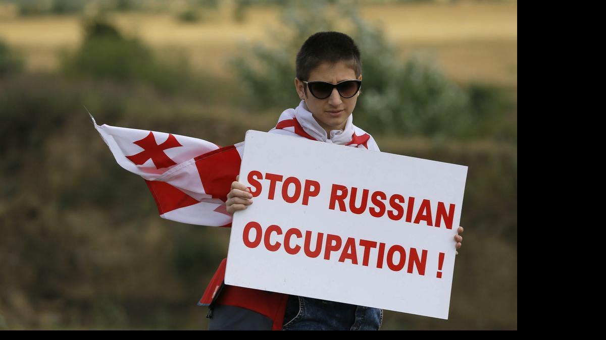 
Un joven manifestante sujeta un cartel con las palabras “No a la ocupación rusa” durante una concentración anti-Rusia en Khurvaleti, Georgia, el martes.

