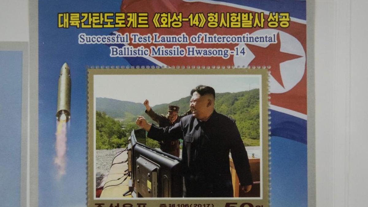 En una foto tomada el 15 de noviembre de 2017, se exhibe una estampilla conmemorativa con una imagen del líder norcoreano Kim Jong-Un celebrando el lanzamiento de un misil balístico intercontinental Hwasong-14 (ICBM) en una tienda en el centro de Pyongyang.