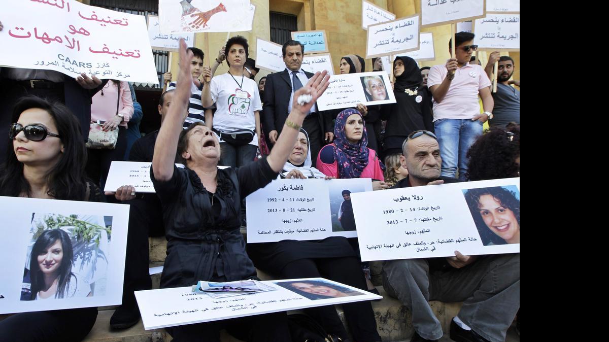
Centenares de mujeres libanesas se manifestaron este sábado,30 de mayo de 2015, en Beirut contra la violencia machista y para exigir una mayor protección para sus víctimas, un año después de la aprobación de una ley contra este tipo de agresiones.
