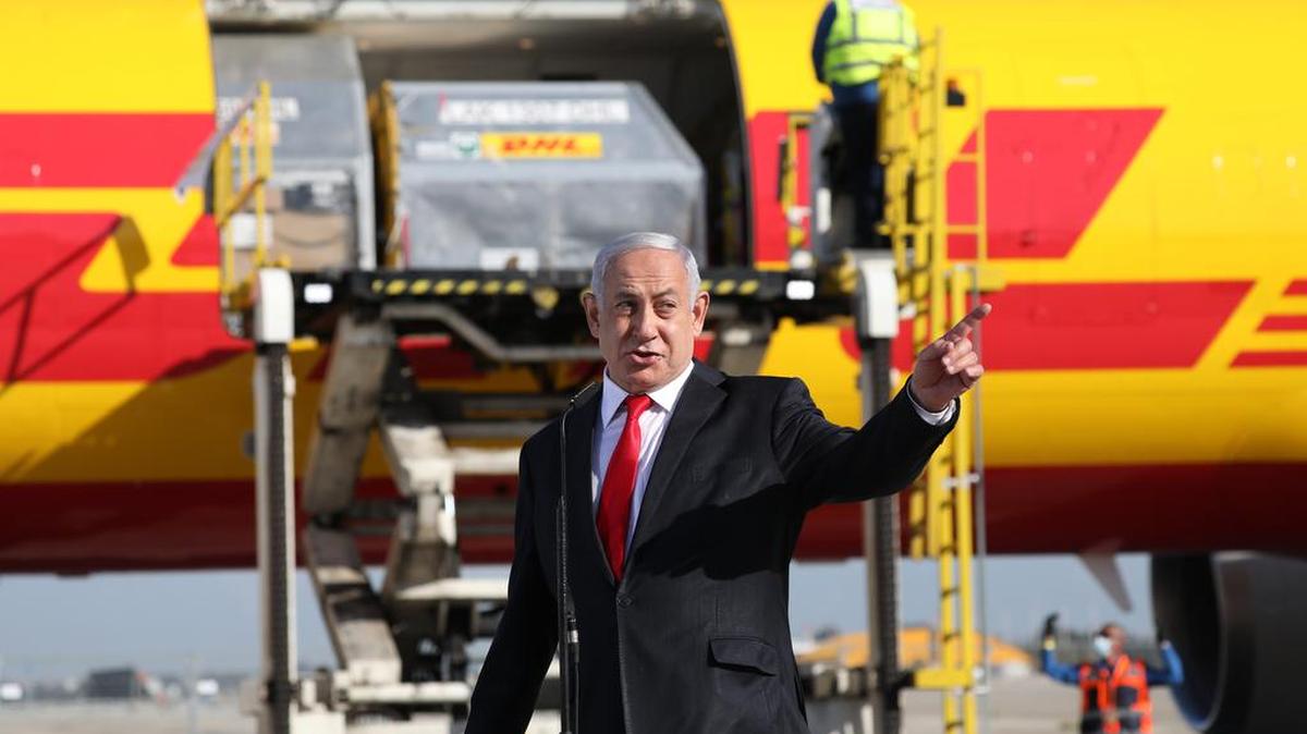 El primer ministro israelí, Benjamin Netanyahu a su llegada el aeropuerto Ben Gurion cerca de Tel Aviv, el 9 de diciembre del 2020.
