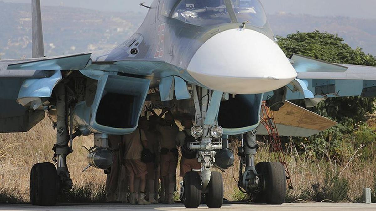 
Fotografía facilitada el 7 de octubre de 2015 y tomada de la página web del Ministerio de Defensa ruso de personal militar ruso mientras revisa un avión de combate en la base aérea siria de Hmeymim, a las afueras de Latakia (Siria) el pasado 3 de octubre. 
