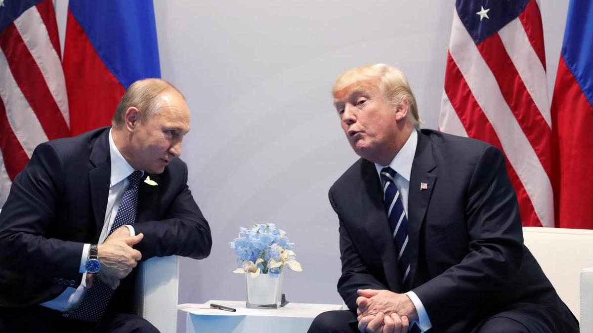 Fotografía de archivo que muestra al presidente ruso, Vladímir Putin (i), junto a su homólogo estadounidense, Donald Trump (d), durante su reunión en el marco de la cumbre de los líderes del G20 en Hamburgo (Alemania) el 7 de julio de 2017.