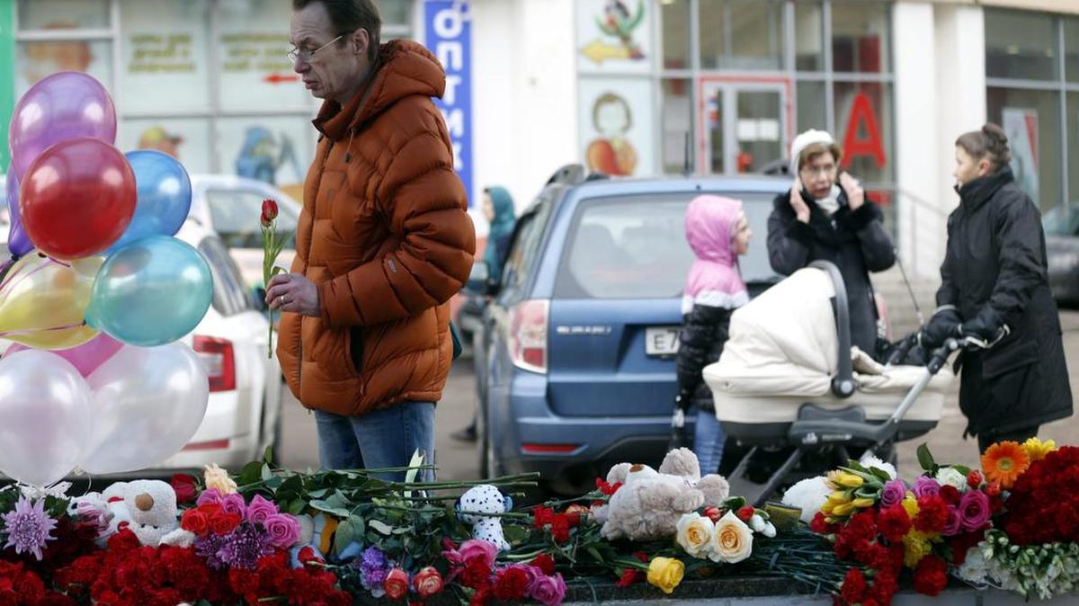 Flores y juguetes son depositados donde una mujer fue detenida ayer tras pasear con la cabeza decapitada de una niña de cuatro años a la que había matado, en Moscú, Rusia.