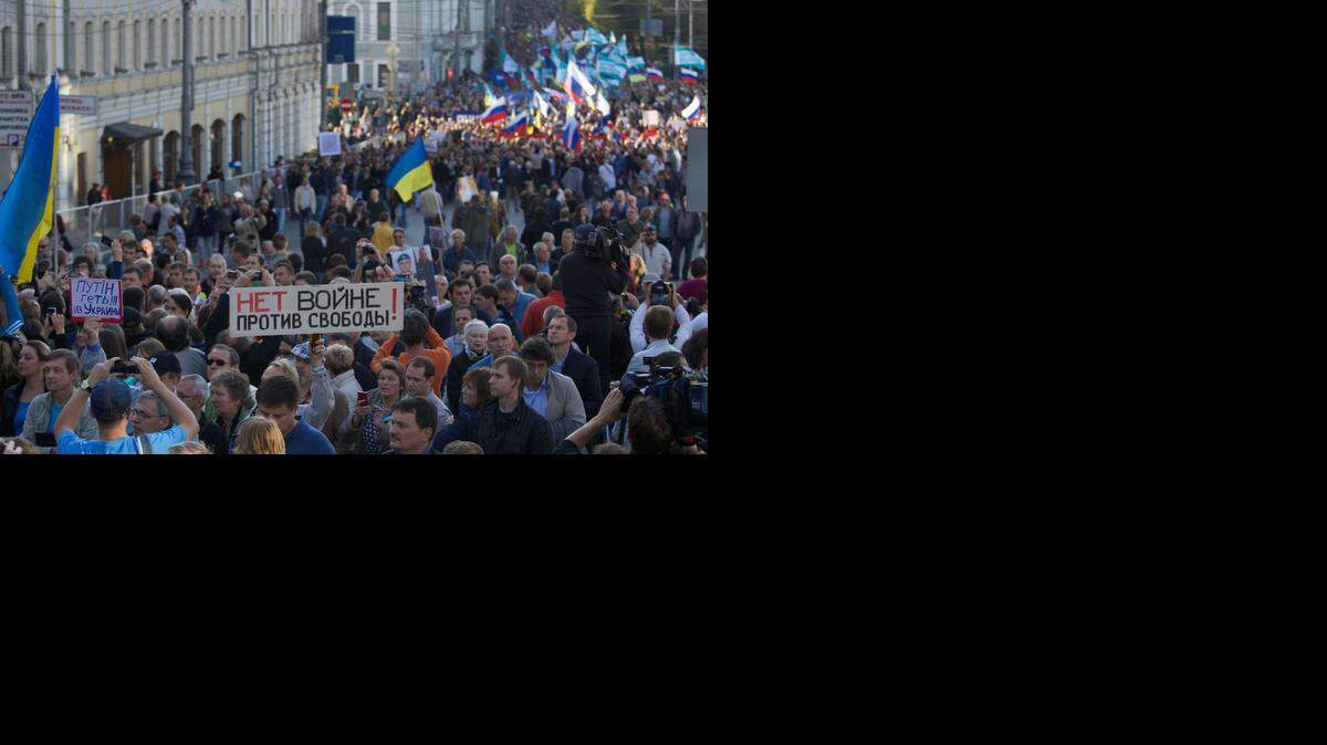 
Miles de manifestantes recorrieron el domingo las calles de Moscú en protesta por la política del gobierno ruso en Ucrania.


