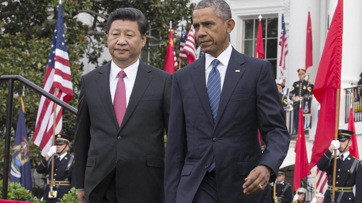 
El presidente estadounidense, Barack Obama (d), y su homólogo chino, Xi Jinping (i), durante la ceremonia de bienvenida celebrada en la Casa Blanca, Washington, Estados Unidos, hoy 25 de septiembre de 2015. Ambos mandatarios conversarán sobre dudas sobre la economía china y acusaciones de EE.UU. por ciberespionaje y robo de datos. 

