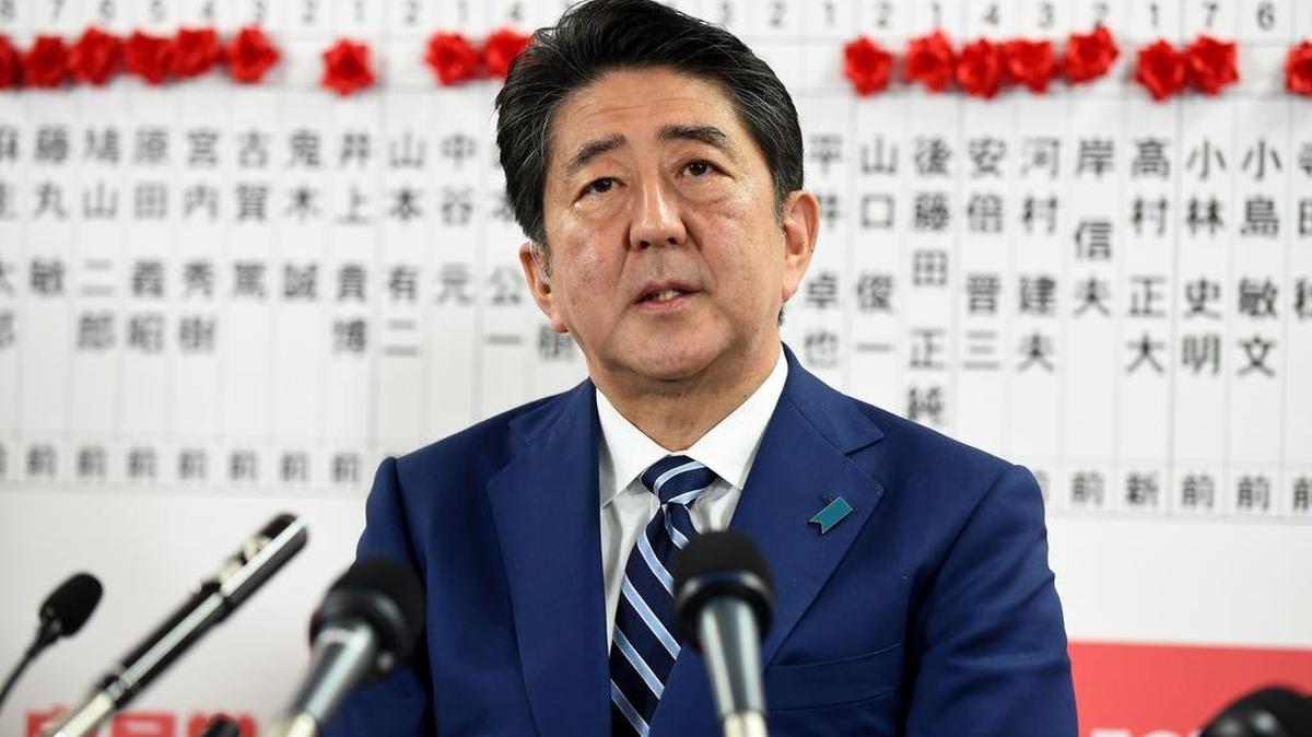 Shinzo Abe, primer ministro de Japón, da una conferencia de prensa el domingo, 22 de octubre de 2017, en Tokio,tras las elecciones al Congreso.