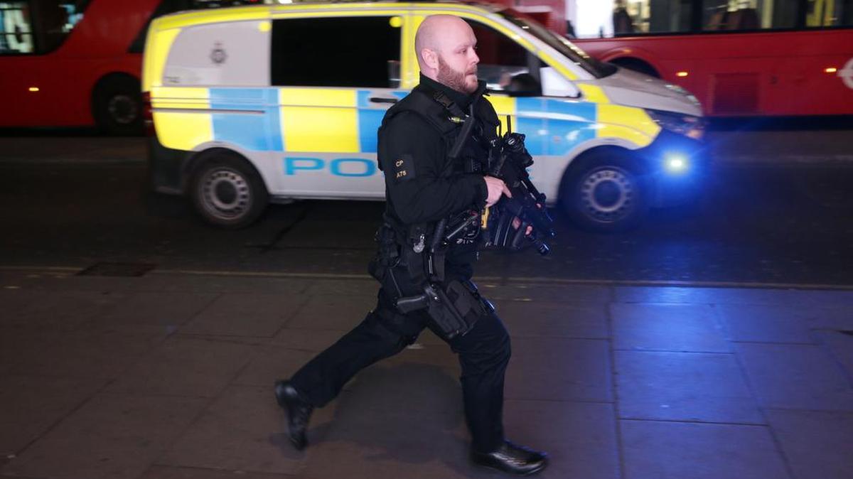 Un policía armado corre por Oxford Street, en el centro de Londres, el 24 de noviembre de 2017, cuando la policía respondió a un incidente.