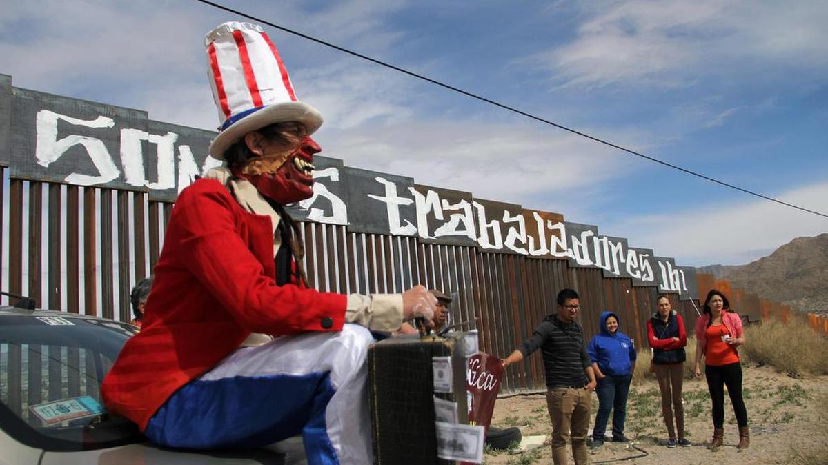 Activistas disfrazados se presentan durante una manifestación contra el presidente estadounidense Donald Trump y el muro entre los Estados Unidos y México en la frontera de Ciudad Juárez con Nuevo México, Estado de Chihuahua, México, el 26 de febrero de 2017.