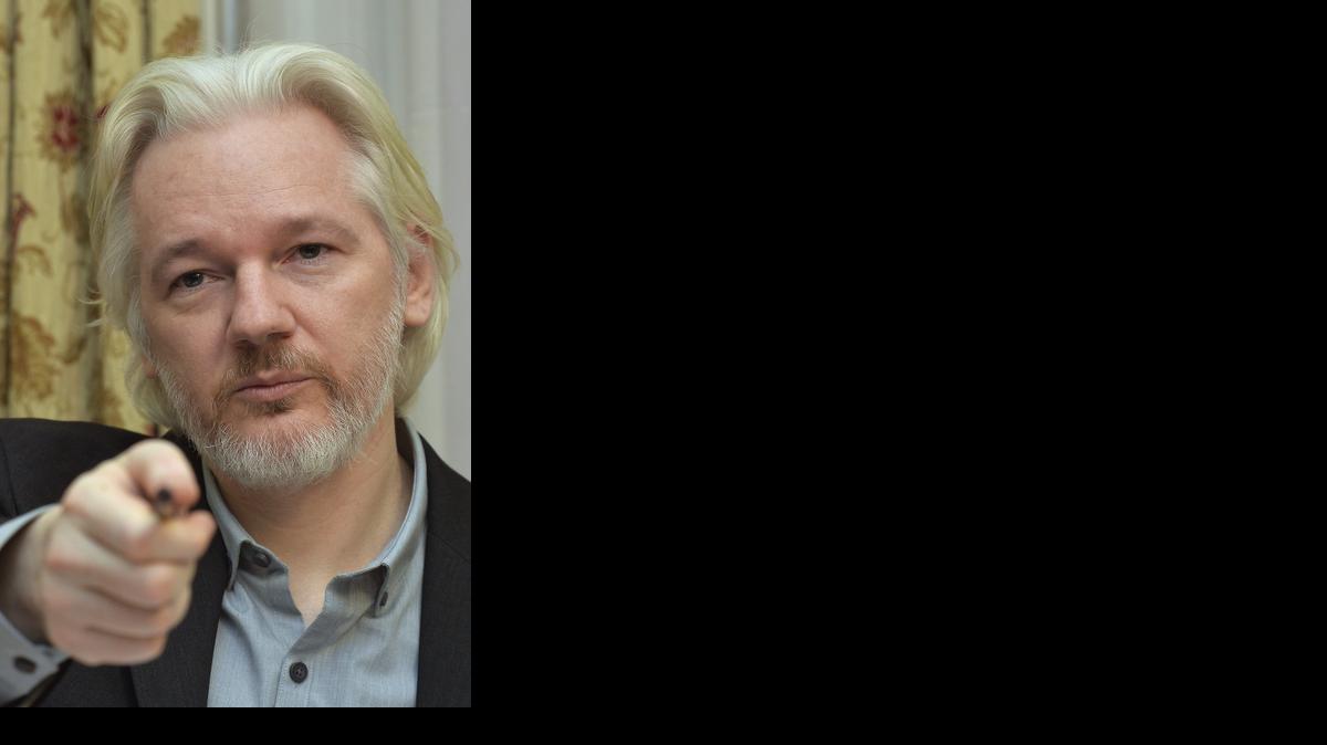 
Fotografía de archivo tomada el 18 de agosto de 2014 que muestra al cofundador de WikiLeaks Julian Assange durante una rueda de prensa en la embajada de Ecuador en Londres (Reino Unido), donde continúa asilado. Un tribunal sueco ha anunciado el jueves 20 de noviembre de 2014 que mantiene la orden de detención contra Assange acusado de cuatro delitos sexuales cuando estuvo en Suecia en 2010 y que el niega y teme ser extraditado a Estados Unidos por la publicación de centenares de cables diplomáticos estadounidenses confidenciales.

