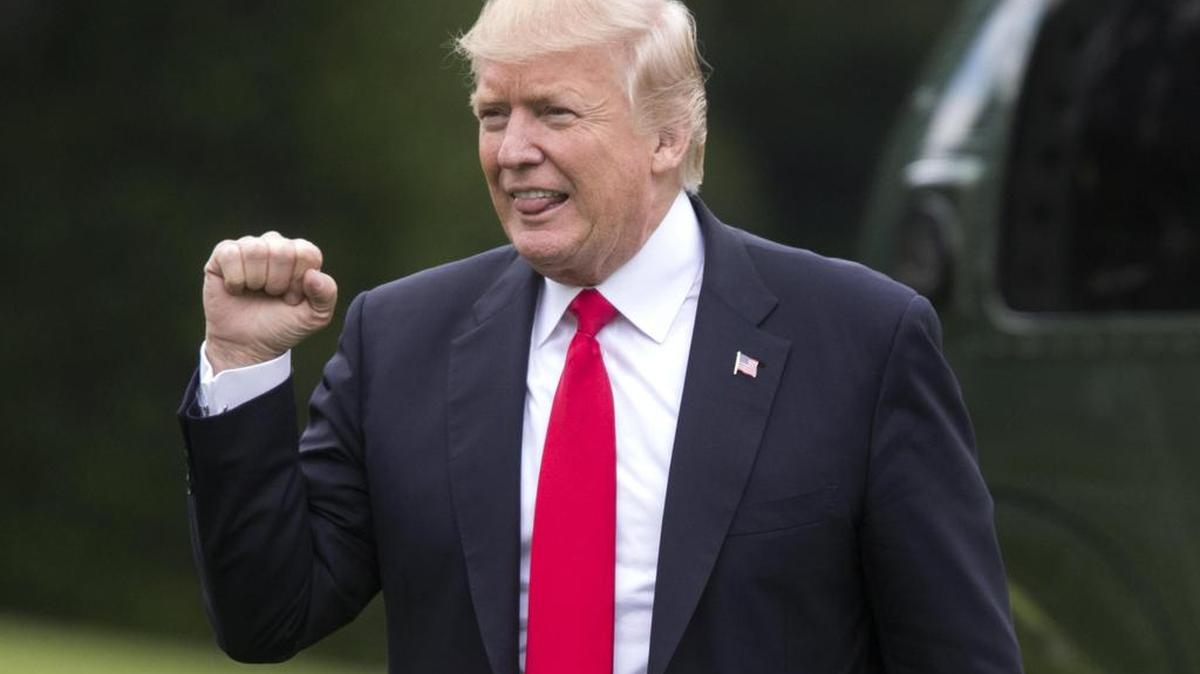 El presidente de EE.UU., Donald J. Trump, sacude el puño mientras camina por el Jardín Sur de la Casa Blanca, a su regreso de la ciudad de Cincinnati, Ohio, el miércoles 7 de junio de 2017, en Washington, DC.