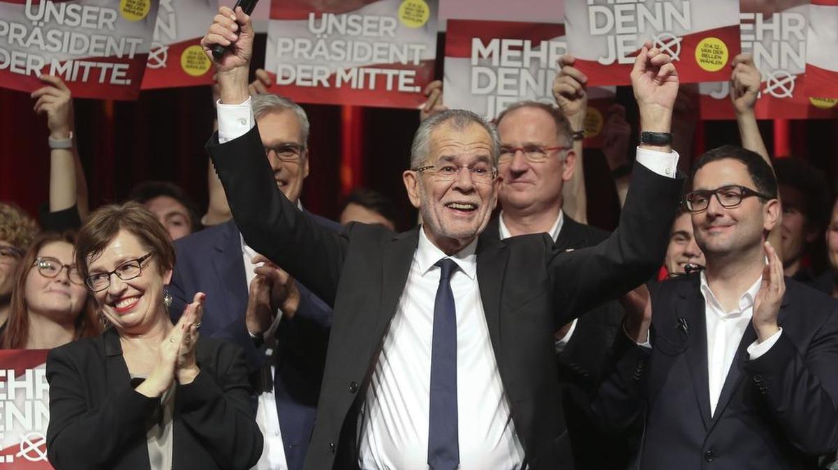 Alexander van der Bellen, candidato presidencial independiente austriaco, celebra después de realizarse las elecciones presidenciales, en Viena.