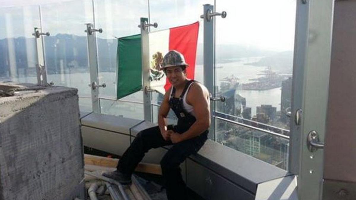 Diego Reyna colgó la bandera mexicana encima del Trump International Hotel and Tower el fin de semana.