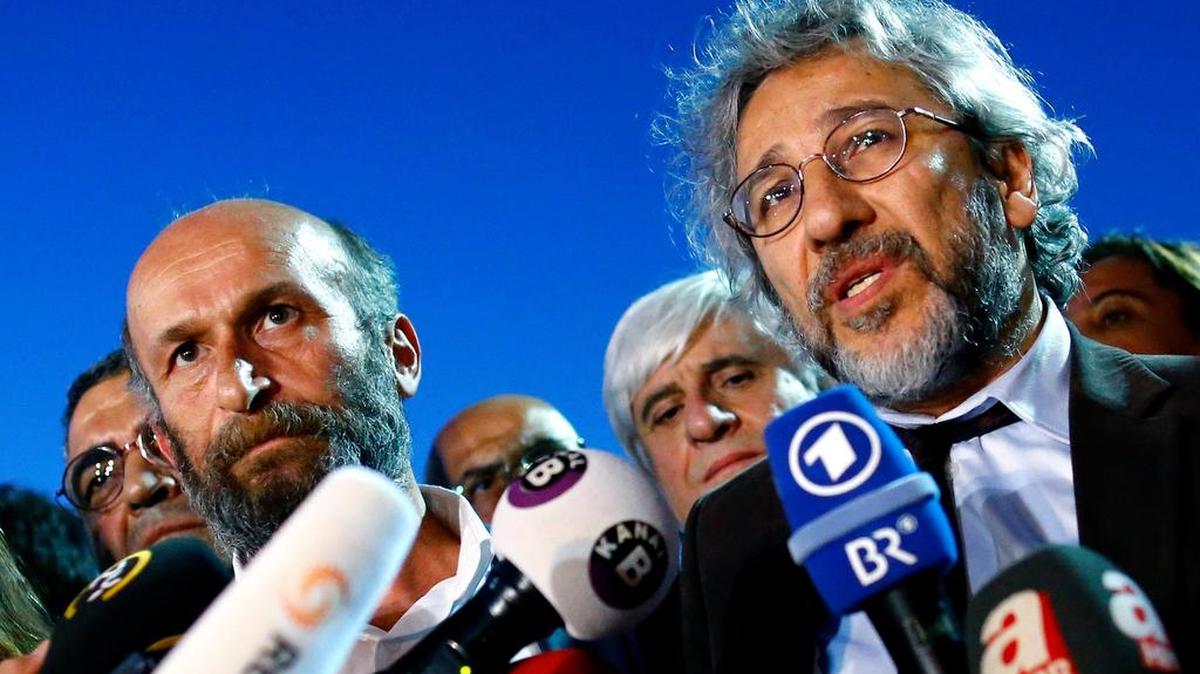 Los periodistas turcos Can Dündar (der.) y Erdem Gül (izq.) dan una rueda de prensa el viernes a su salida del Tribunal en Estambul, Turquía.