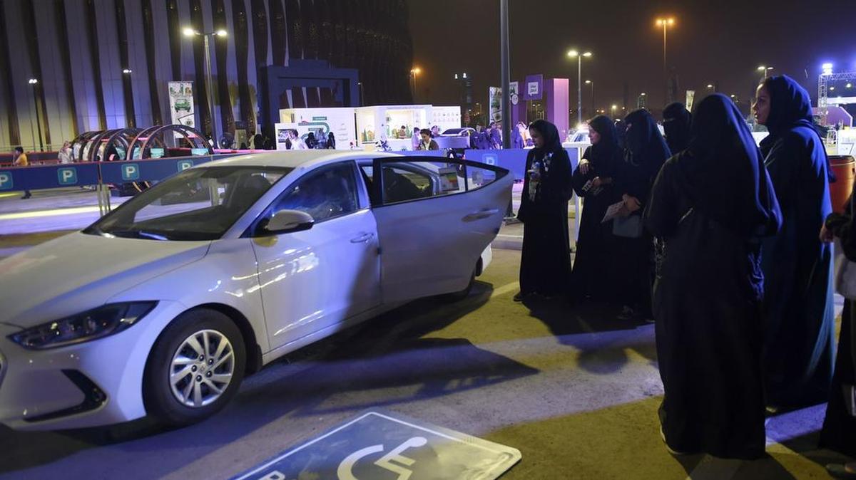 Mujeres sauditas esperan su turno para probar un auto durante un taller de conducción para mujeres en Riyadh.