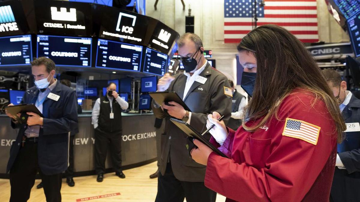 Operadores trabajan en la Bolsa de Valores de Nueva York, Ashley Lara, el 31 de marzo del 2021.