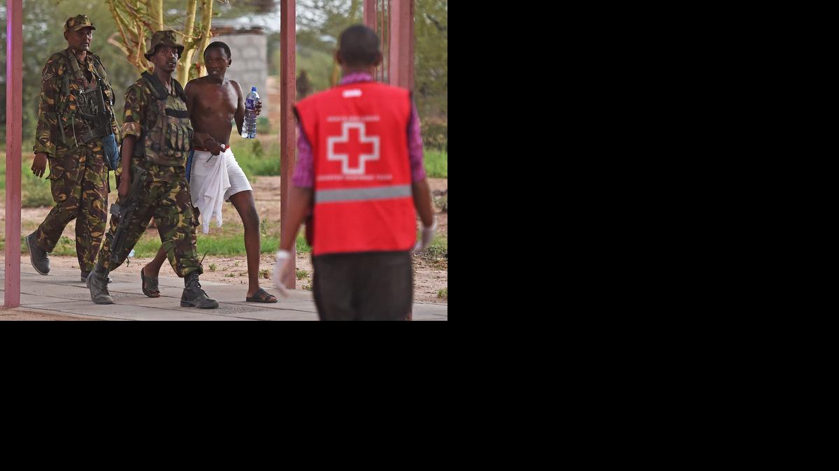 
Soldados escoltan a un estudiante de la Universidad de Garissa, después un ataque perpetrado por terroristas de un grupo yihadista, el jueves en Kenia. Al menos 147 personas murieron en el ataque.
