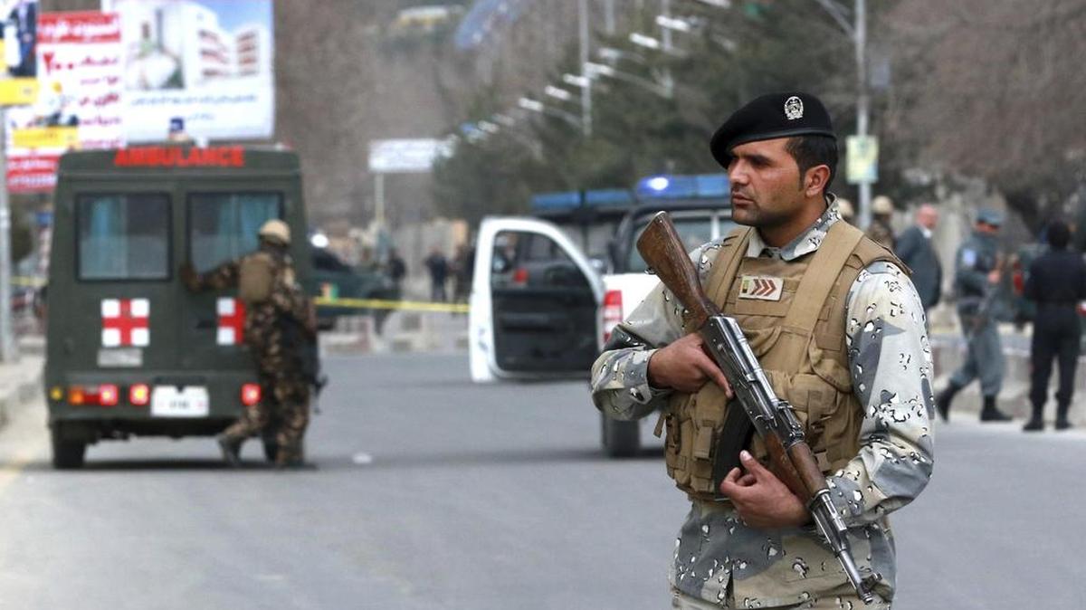 Un miembro de las Fuerzas de Seguridad de Afganistán vigila en las inmediaciones del hospital de Sardar Daud Khan después de ser objetivo de un ataque en Kabul (Afganistán), el 8 de marzo de 2017.