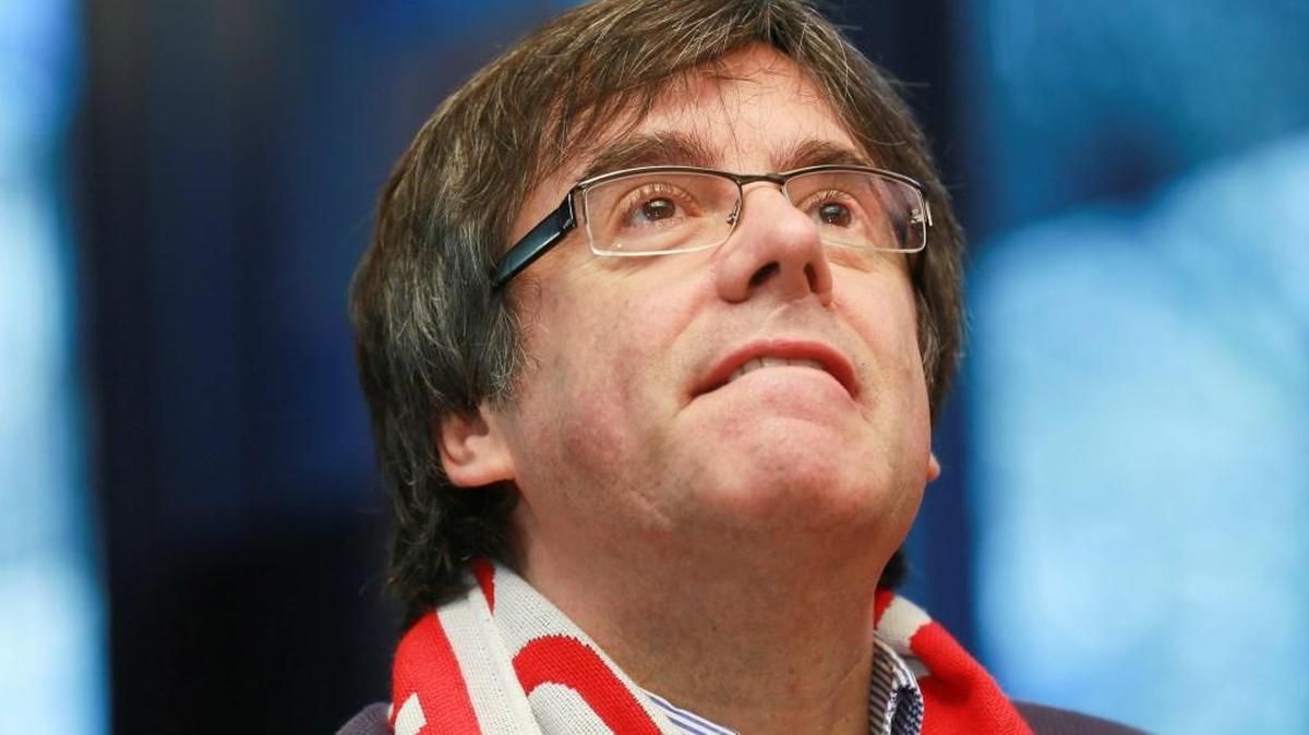 El cesado presidente del gobierno de Cataluña, Carles Puigdemont durante un partido de fútbol en Bruselas, Bélgica, el 17 de diciembre del 2017.