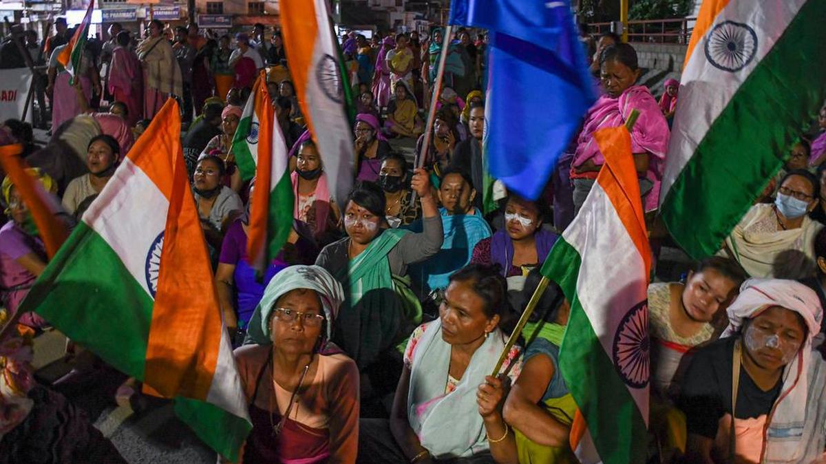 Manifestantes del grupo activista de mujeres Meira Paibi sostienen banderas indias mientras bloquean una carretera durante una sentada en Imphal. Las Meira Paibis son mujeres Meitei que provienen de todos los sectores de la sociedad del valle de Imphal, son muy respetadas y tienen una gran fuerza moral.