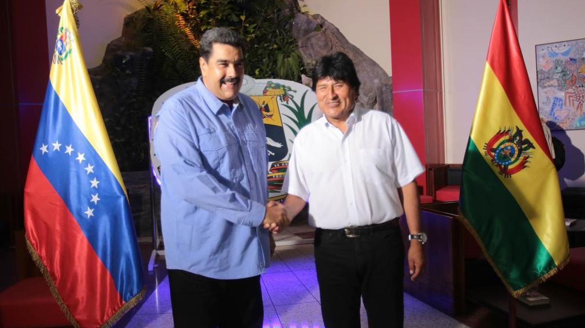Fotografía cedida por prensa de Miraflores donde se observa al presidente venezolano Nicolás Maduro (i) quien recibe al presidente de Bolivia Evo Morales el sábado 21 de mayo del 2016, en el estado Vargas (Venezuela).