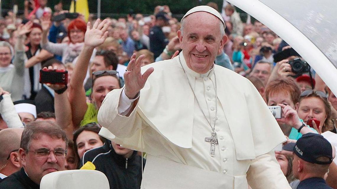 El papa Francisco saluda a la multitud tras marcharse del monestario Jasna Gora, en Czestochowa, Polonia.