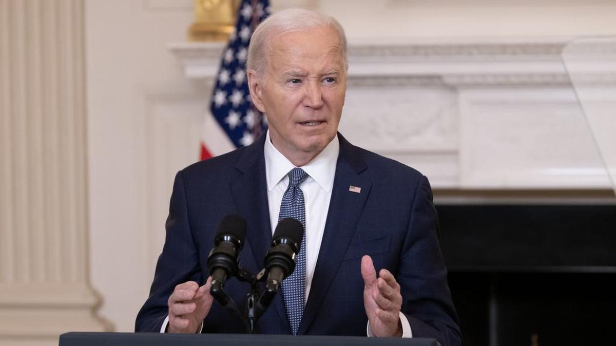El presidente Joe Biden anuncia una propuesta de alto el fuego entre Israel y Hamás, en el Comedor Estatal de la Casa Blanca en Washington, DC, el 31 de mayo del 2024. Las fuerzas israelíes han avanzado hacia el centro de Rafah, en el sur de Gaza, confirmó el ejército israelí el 31 de mayo, a pesar de la presión internacional que advierte contra una gran operación militar en Rafah.