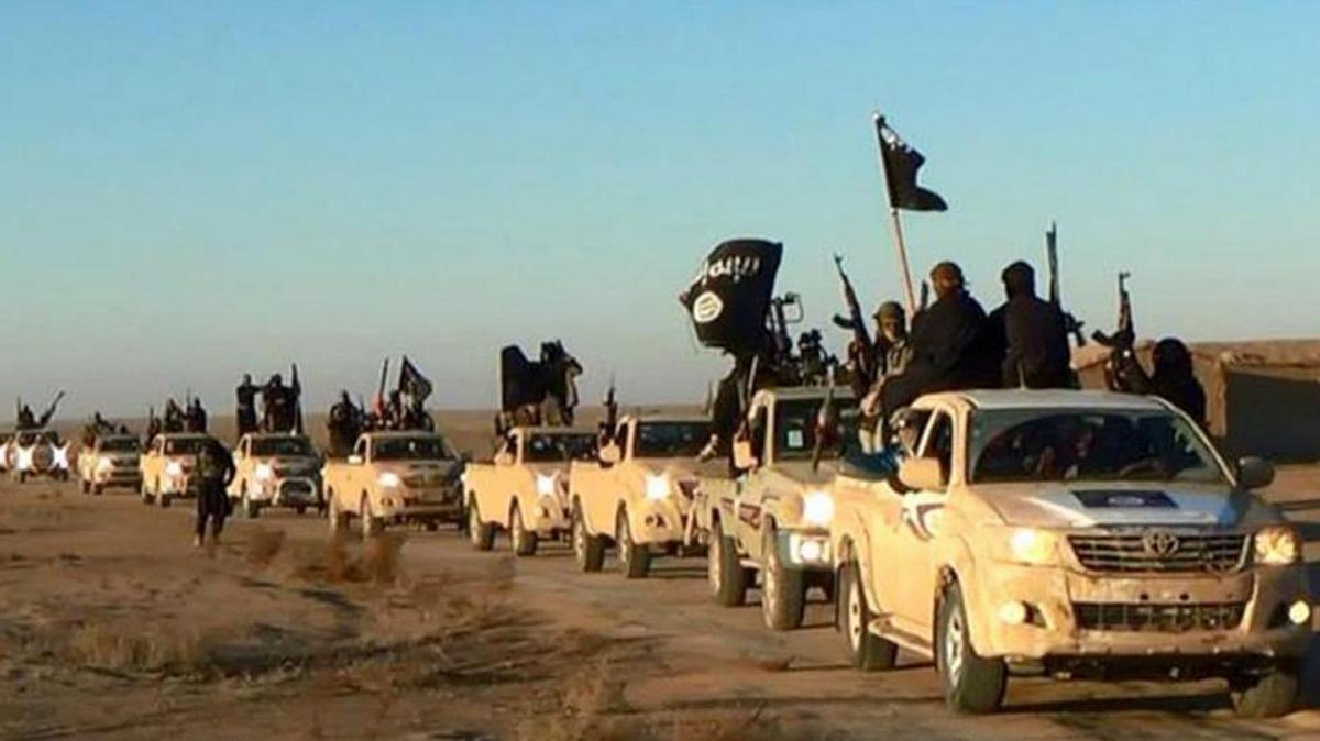 Una columna de militantes del Estado Islámico se desplaza por el desierto sirio rumbo a Irak en esta imagen transmitida por las redes sociales del IE en el verano del 2014.