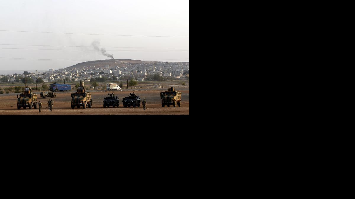
Soldados turcos observan desde la lejanía la ciudad kurda de Kobane, atacada por el Ejército Islámico (EI), cerca de Sanliurfa, Turquía, este viernes.


