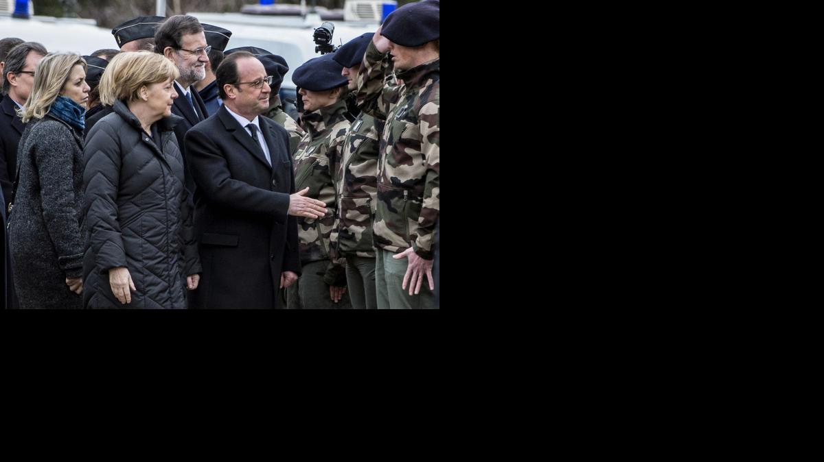 
El presidente francés François Hollande, con la canciller alemana Angela Merkel y el jefe del gobierno español Mariano Rajoy, saluda a miembros de la Unidad Alpina del Ejército, el miércoles en Seyne, Francia. 
