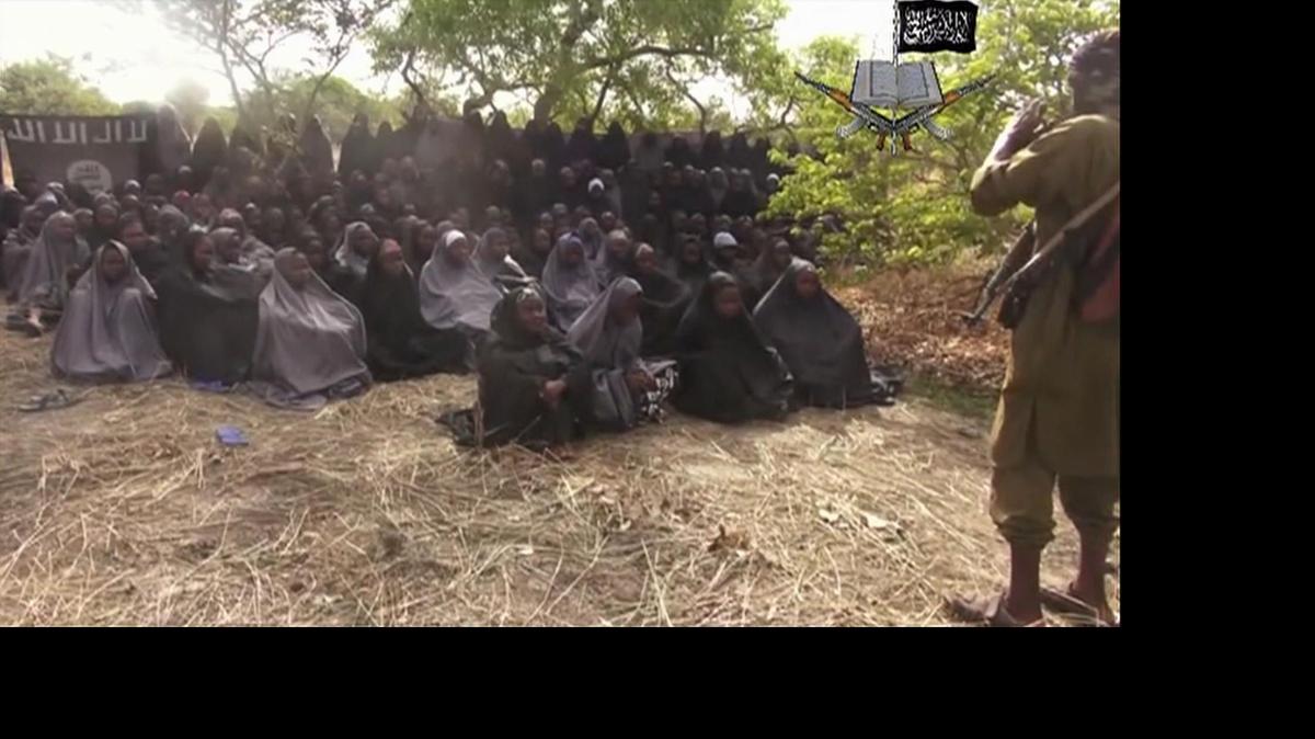 
Una imagen tomada de video muestra a un grupo de niñas secuestradas por el grupo terrorista Boko Haram, el 12 de mayo de 2014. Las autoridades nigerianas anunciaron que liberaron 200 niñas y 93 mujeres el martes 28 de abril de 2015. 
