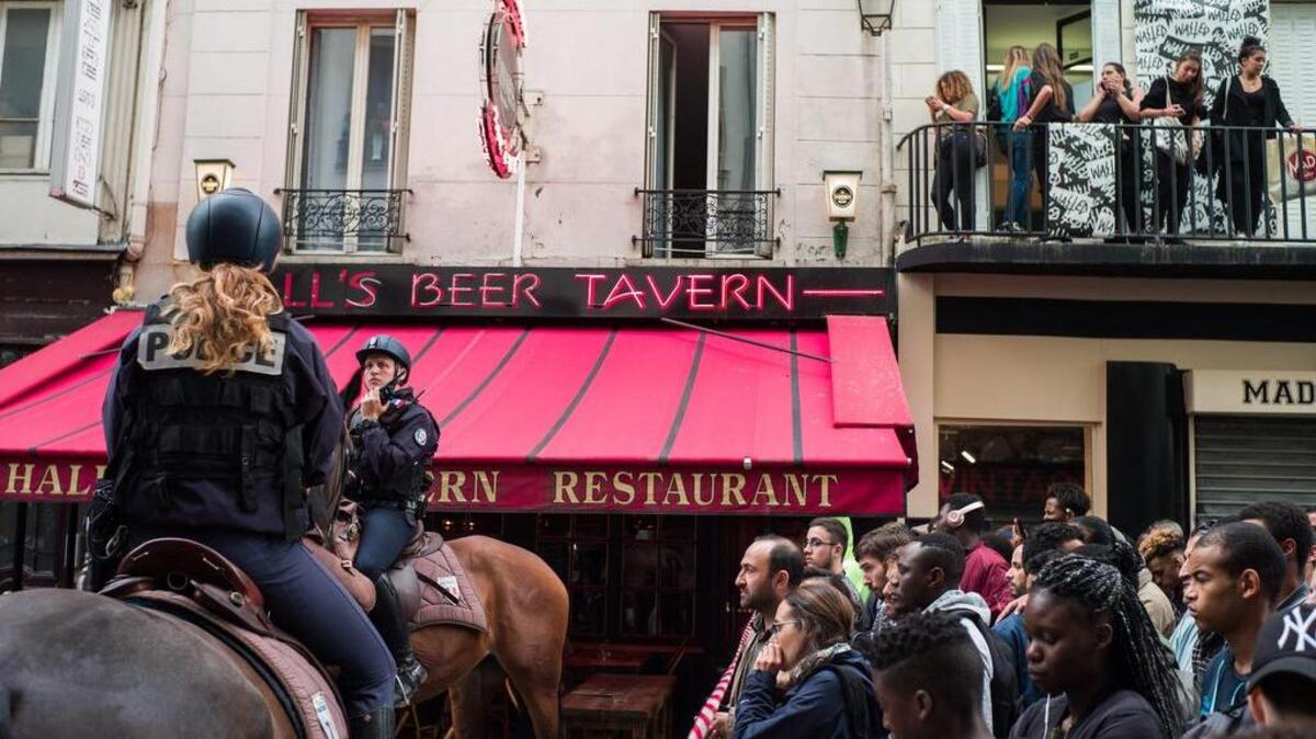 La policía ecuestre francesa asegura el acceso a la calle Saint-Denis durante una alerta terrorista supone en la iglesia de Saint-Marcel en París, Francia, 17 de Septiembre de 2016.