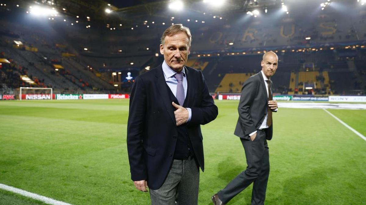 El director general de Dortmund, Hans-Joachim Watzke (I), reacciona después de que el autobús del equipo del Borussia Dortmund sufriera algunas ventanas rotas por una explosión a unos 10 km del estadio antes del partido de ida de la UEFA Champions League. , Alemania Occidental el 11 de abril de 2017.