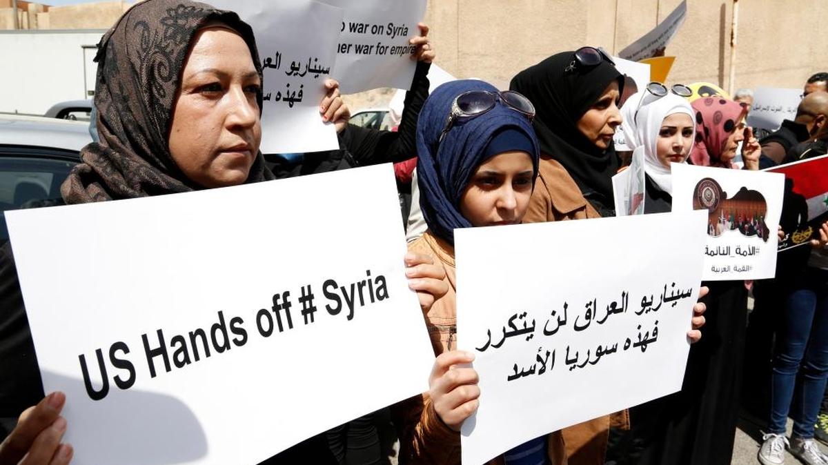 Docenas de sirios protestaron el sábado en las afueras de la sede de la ONU en Damascus, Siria, por el ataque lanzado por EEUU contra una base aérea.