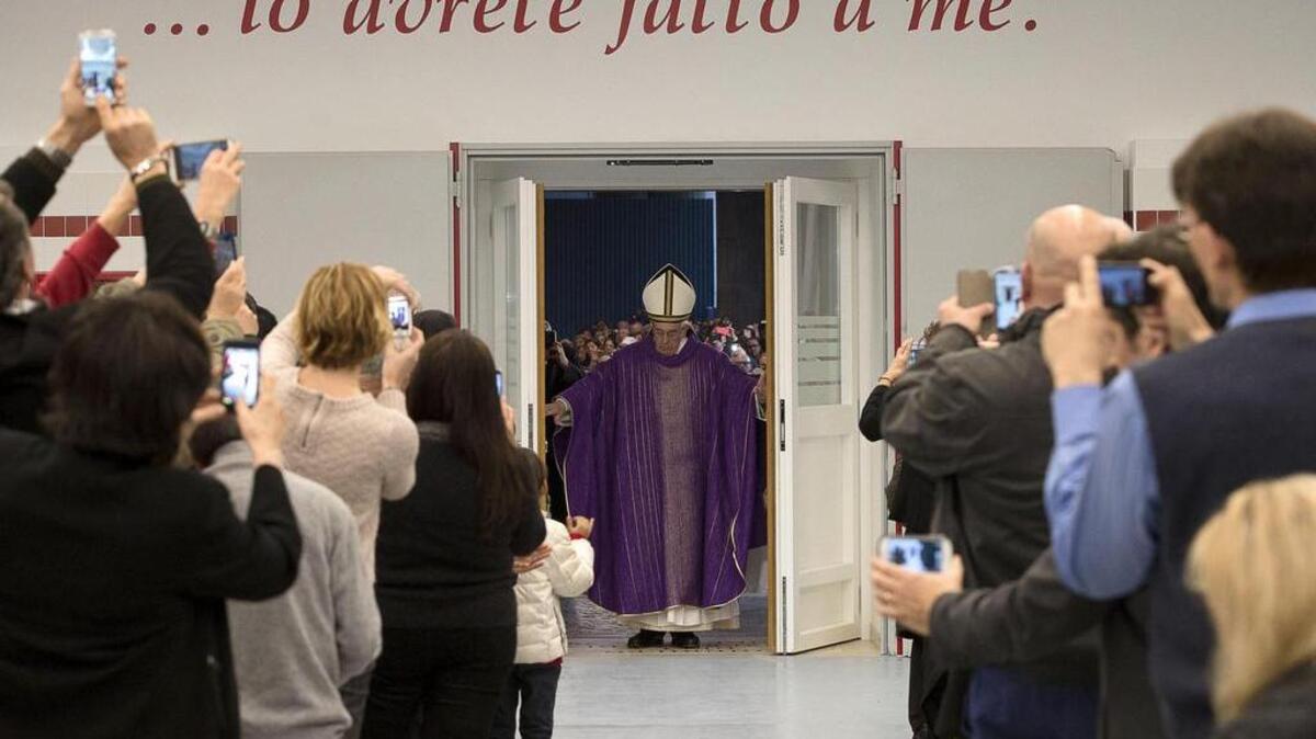 El papa Francisco abre la Puerta Santa de un albergue y comedor de Cáritas en Roma, Italia, el viernes, en un acto simbólico para los más necesitados.