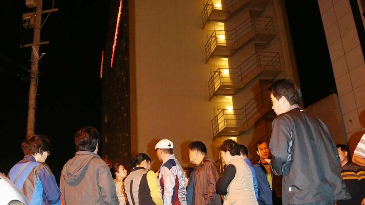 Clientes de un hotel esperan fuera después que la prefectura de Kumamoto fue sacudida por un fuerte sismo de 6.5 grados de magnitud en el sur de Japón.