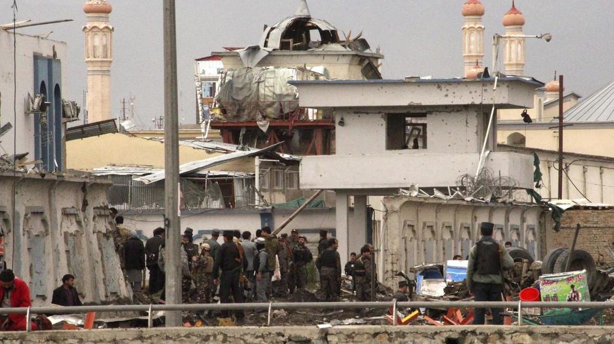 Al menos 30 personas murieron y centenares resultaron heridas por la explosión de un coche bomba seguida de un intenso tiroteo este martes en Kabul.