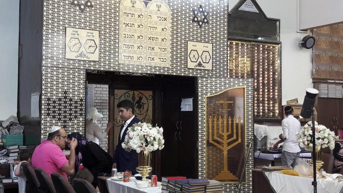 Ser una minoría religiosa en una teocracia chií es factible aunque no siempre fácil. Los cristianos, judíos y zoroástricos practican sus ritos con libertad en Irán pero deben someterse a las leyes islámicas, lo que implica ciertas limitaciones.