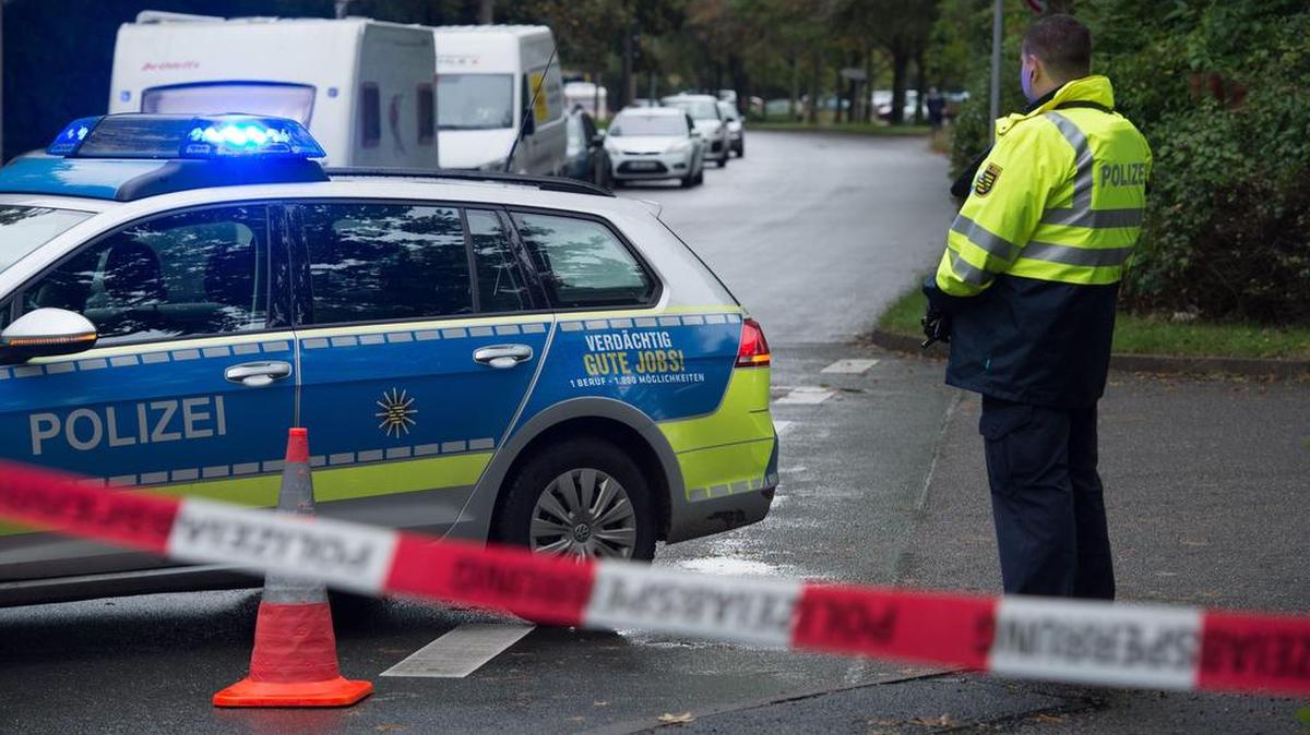 Los agentes de policía aseguran una zona residencial en Chemnitz, Alemania el 08 de Octubre de 2016. Una operación policial a gran escala está en marcha en Chemnitz en respuesta a las sospechas de los planes para un ataque con bomba.
