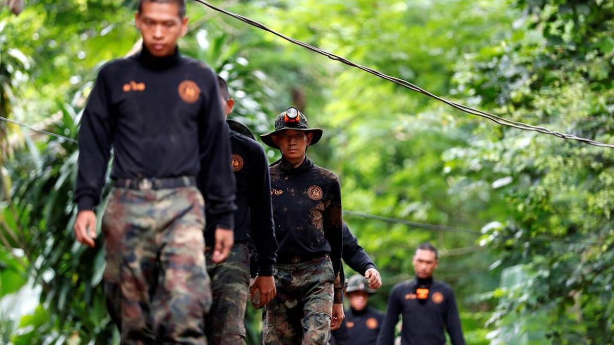 Soldados tailandeses participan en la operación de rescate de los 12 niños y su monitor atrapados desde hace nueve días en una cueva en el bosque de Khun Nam Nang Non, Chiang Rai (Tailandia) el 3 de julio de 2018.