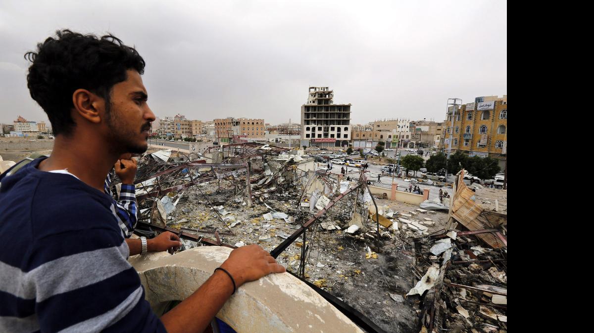 
Un joven yemenita observa en Saná la destrucción causada por uno de los recientes bombardeos que la coalición árabe encabezada por Arabia Saudita lanzó contra posiciones de los rebeldes chiitas hutíes.
