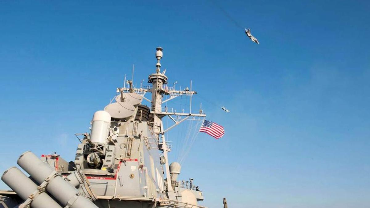 El avión de combate ruso Sukhoi Su-24 sobrevolando a baja altitud el USS Donald Cook (DDG 75) de Estados Unidos en el Mar Báltico el martes 12 de abril.
